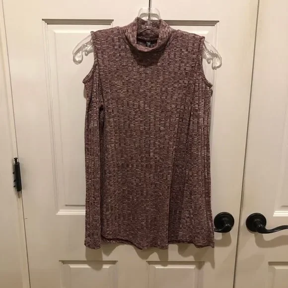 Small Massini Cold Shoulder Maroon Sweater. - Picture 1 of 5